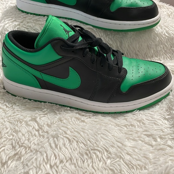 Nike Air Jordan 1 Low Black Lucky Green Mens Size 11 US - Picture 2 of 8